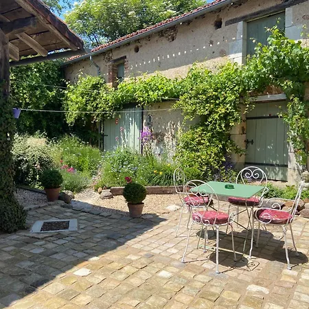 Maison La Roche D'hotes Couette-café Le Vigeant